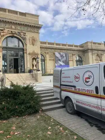 A XIV. kerületi Millennium Háza épületében dolgozik a Világi Duguláselhárítás