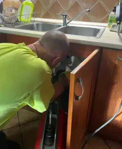 Konyhai lefolyót szerel a Világi Duguláselhárítás - Világi Duguláselhárítás